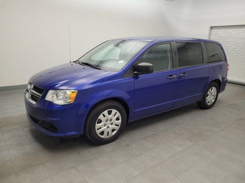 Used 2020 Dodge Grand Caravan SE image 2