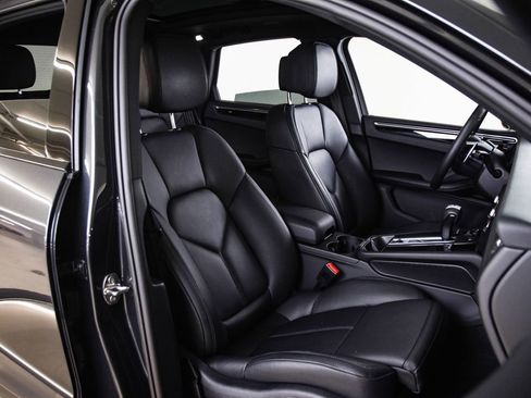 Certified 2025 Porsche Macan AWD/4WD image 29