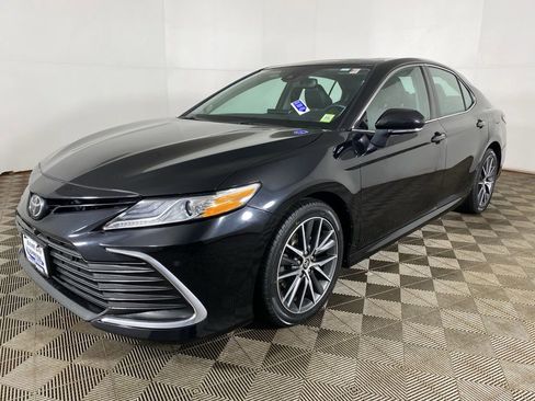 Used 2021 Toyota Camry XLE w/ Navigation Package image 7