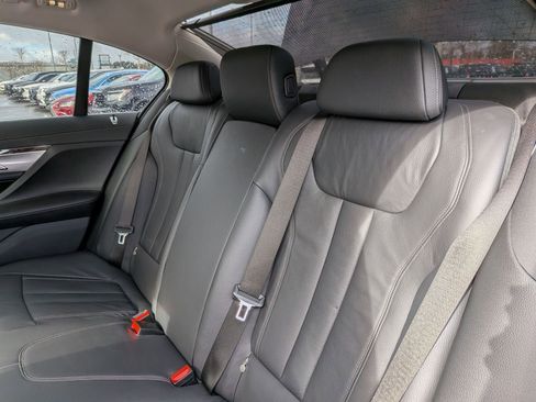 Used 2019 BMW 740i image 31