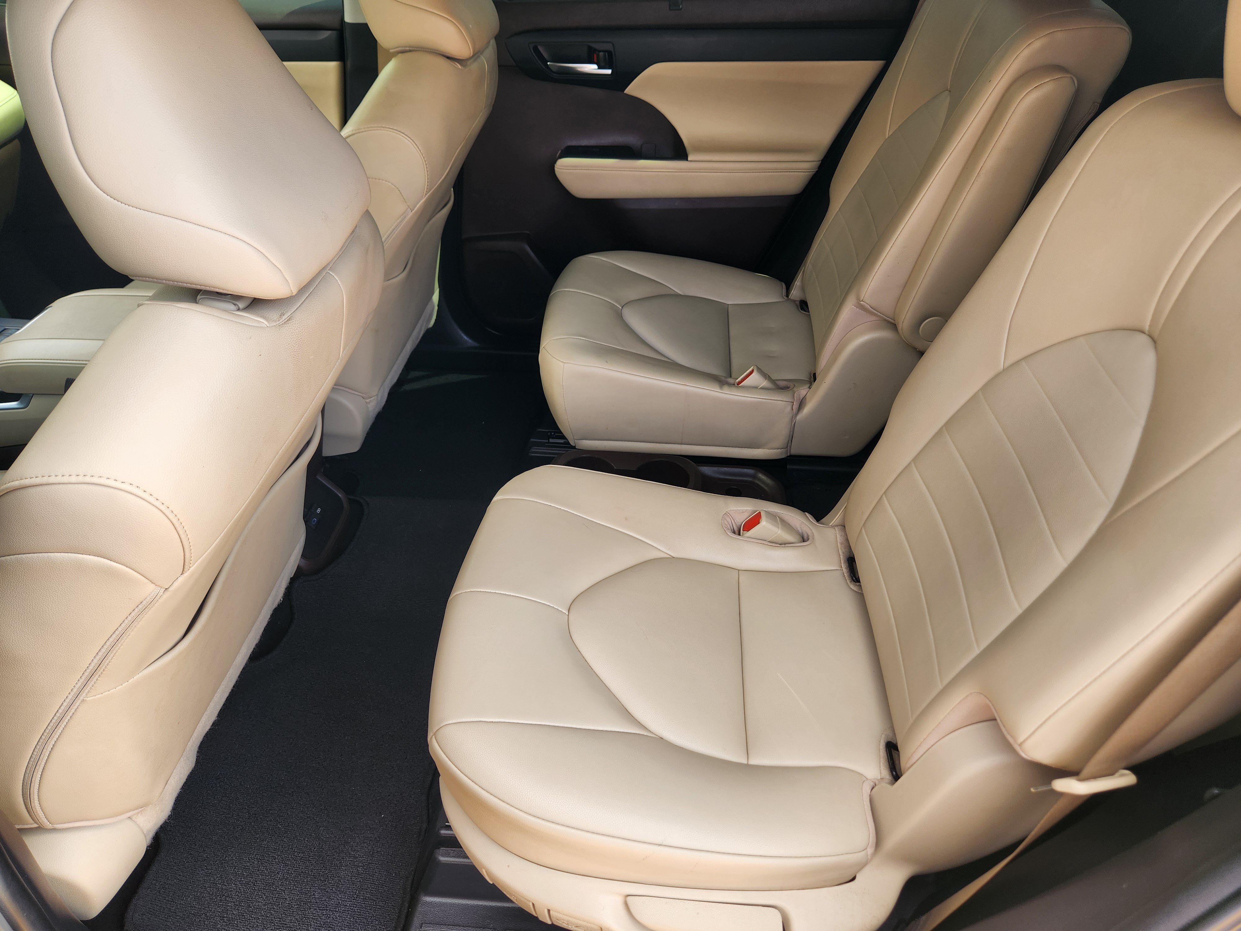 Used 2022 Toyota Highlander XLE FWD image 22