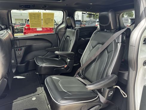 Used 2025 Chrysler Pacifica Limited FWD image 30