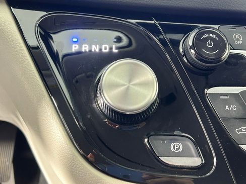 Used 2023 Chrysler Pacifica Touring-L FWD image 23