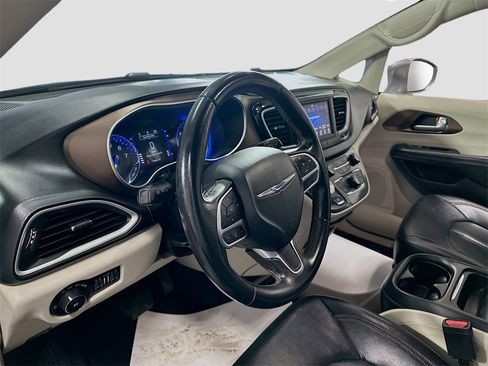 Used 2018 Chrysler Pacifica Touring-L image 10