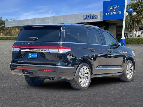 Used 2023 Lincoln Navigator Reserve image 2