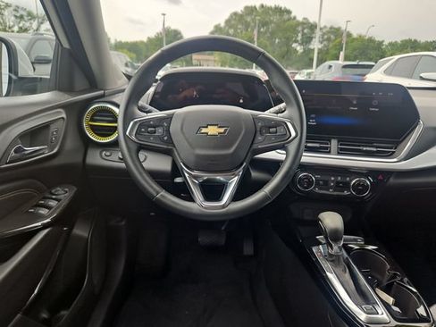 Used 2024 Chevrolet Trax LT w/ LT Convenience Package FWD image 14