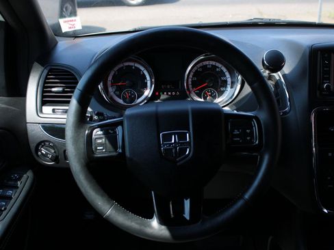 Used 2016 Dodge Grand Caravan SXT FWD image 9