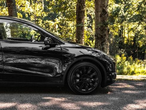 Used 2023 Tesla Model Y AWD image 4