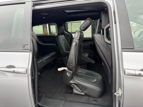 Used 2021 Chrysler Pacifica Touring-L w/ Uconnect Theater Family Group image 33