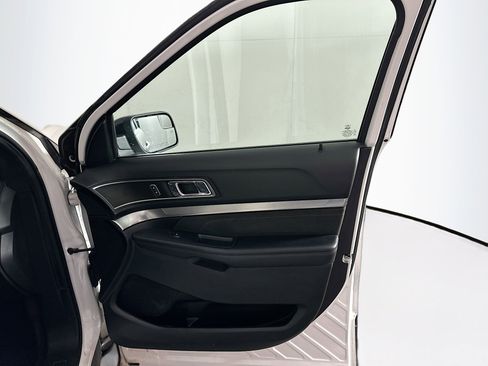 Used 2018 Ford Explorer XLT w/ Equipment Group 202A AWD/4WD image 31