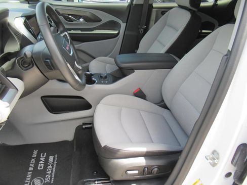 Used 2024 GMC Terrain SLE w/ Driver Convenience Package FWD image 16