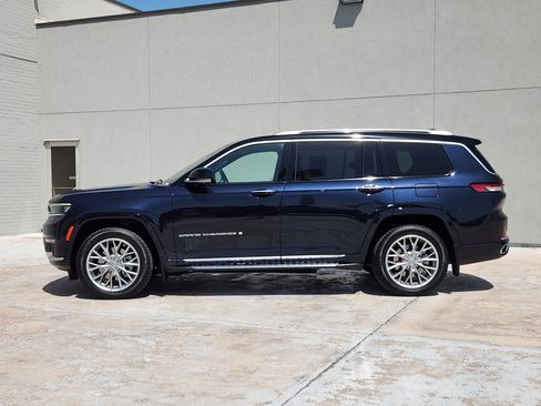 Used 2023 Jeep Grand Cherokee L Summit w/ Advanced Protech Group IV AWD/4WD image 4