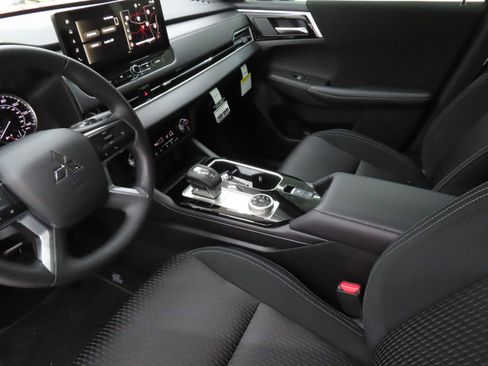 New 2026 Mitsubishi Outlander ES image 19