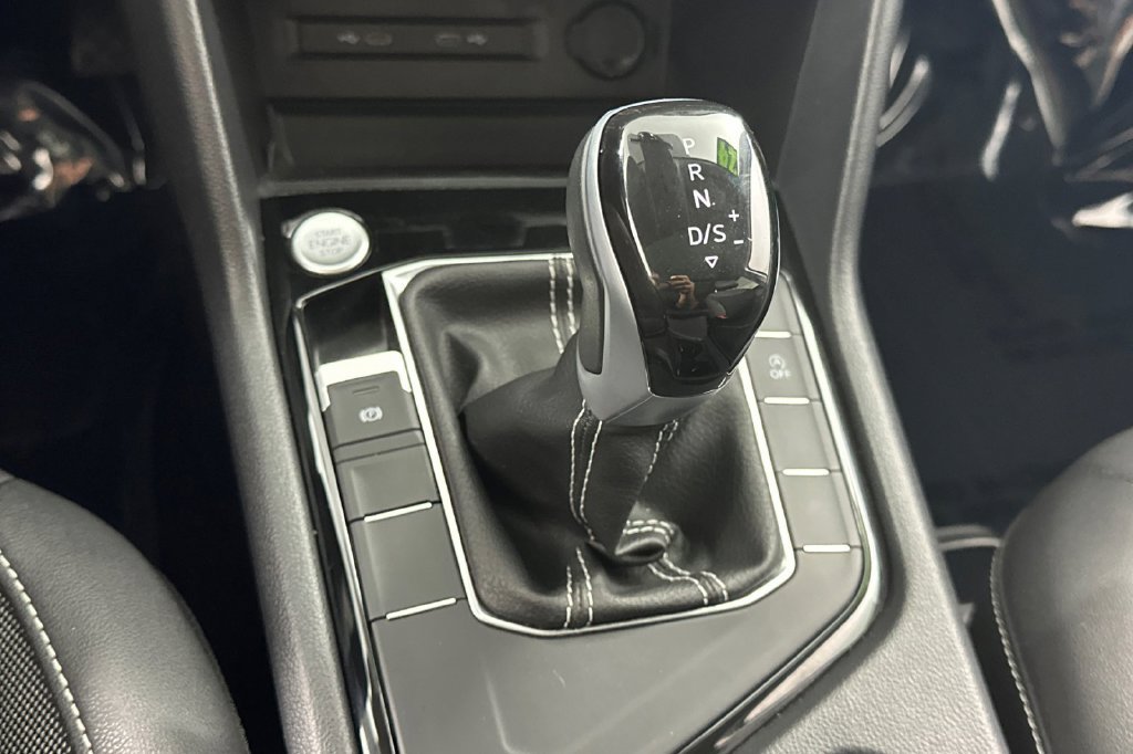 Used 2024 Volkswagen Taos SE w/ Panoramic Sunroof Package FWD image 25