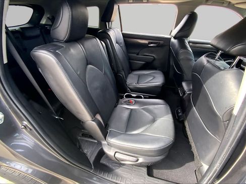 Used 2023 Toyota Highlander Limited FWD image 33