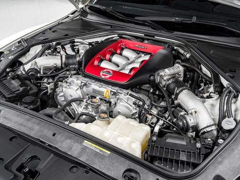 Used 2016 Nissan GT-R NISMO AWD/4WD image 40