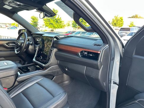 Used 2025 GMC Yukon XL Denali AWD/4WD image 40