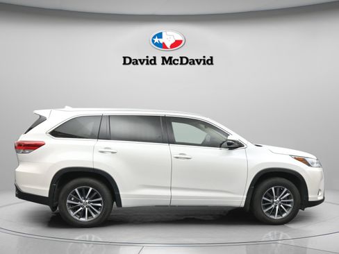 Used 2017 Toyota Highlander XLE AWD/4WD image 9