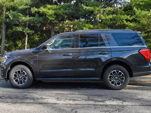 Used 2024 Ford Expedition XLT image 4