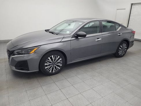 Used 2025 Nissan Altima 2.5 SV FWD image 2