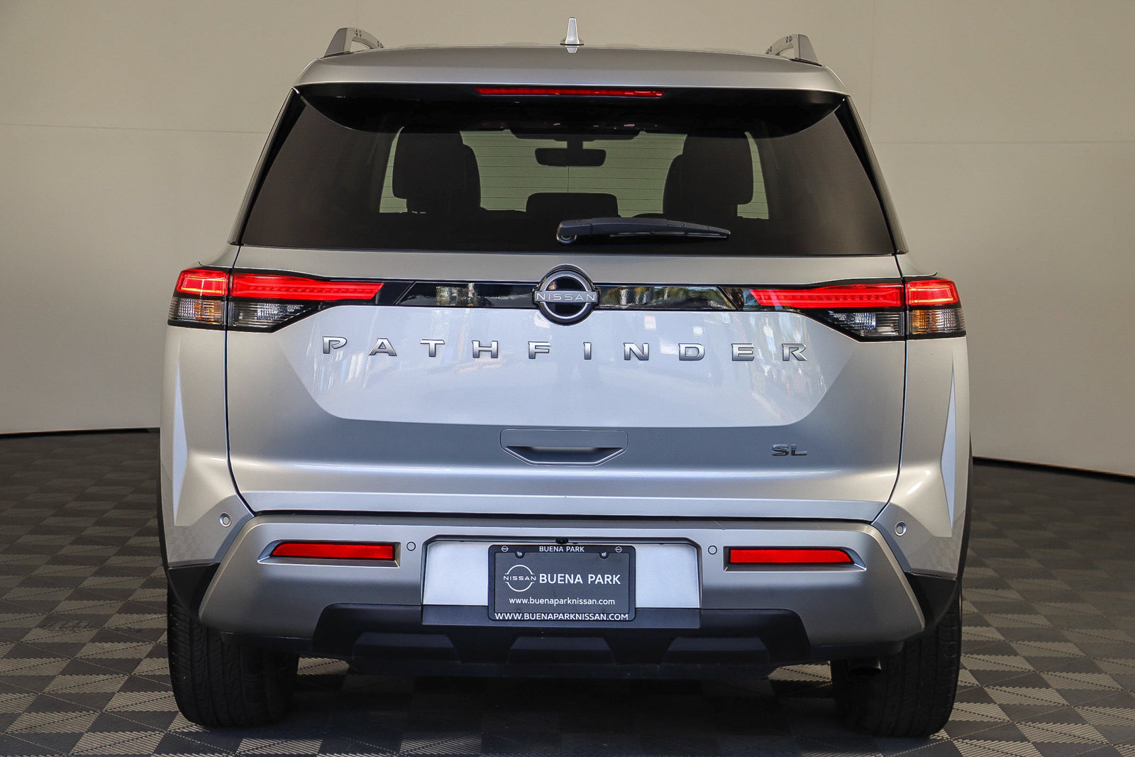 Used 2025 Nissan Pathfinder SL FWD image 7