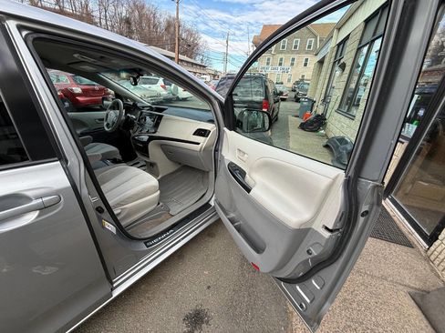 Used 2012 Toyota Sienna LE w/ Towing Pkg image 8