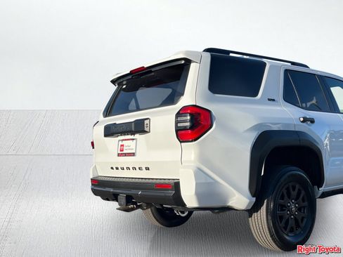 Certified 2025 Toyota 4Runner SR5 AWD/4WD image 12