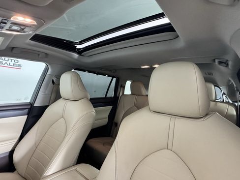 Used 2020 Toyota Highlander XLE AWD/4WD image 14