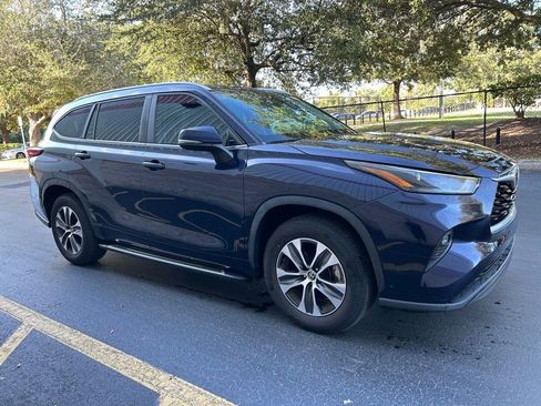 Certified 2023 Toyota Highlander XLE image 7
