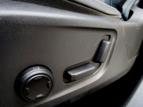 Used 2020 Volvo XC40 T5 Momentum w/ Protection Package Premier image 32