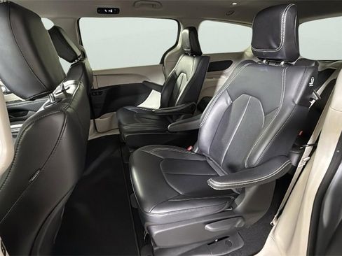 Used 2024 Chrysler Pacifica Select image 32