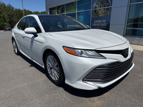 Used 2018 Toyota Camry XLE FWD image 1