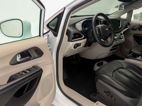 Used 2022 Chrysler Pacifica Touring-L image 23