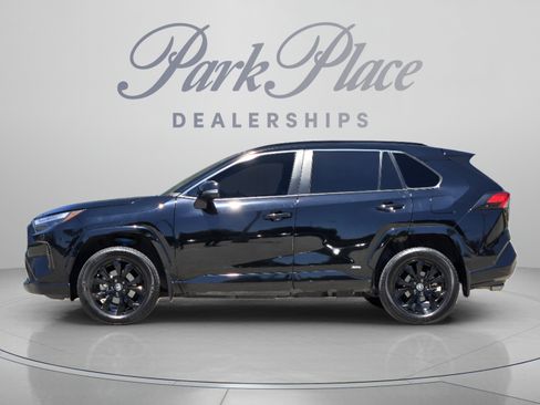 Used 2022 Toyota RAV4 SE AWD/4WD image 2