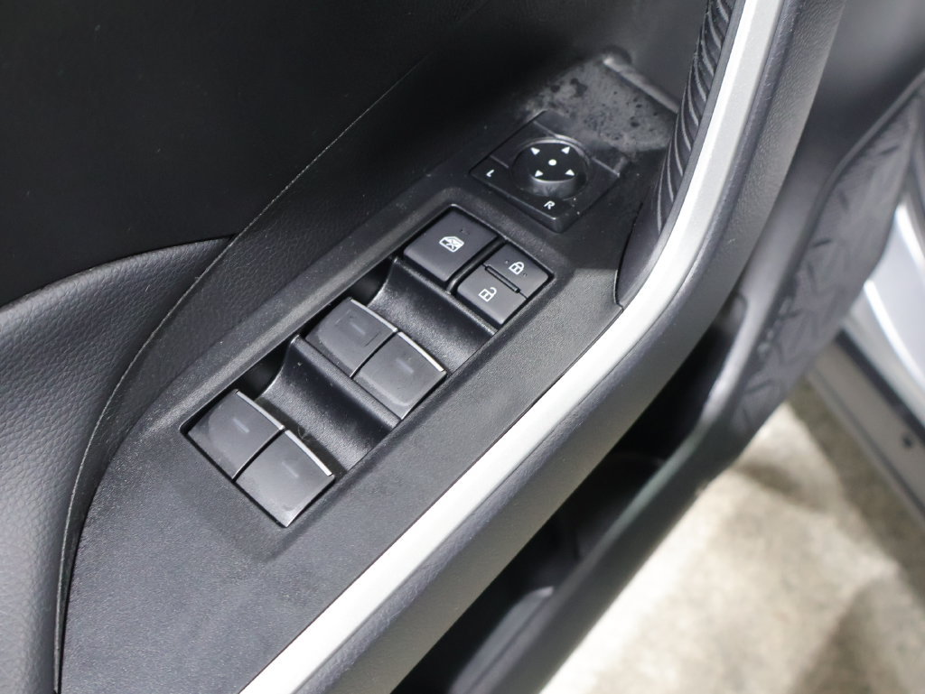 Used 2025 Toyota RAV4 XLE AWD/4WD image 14