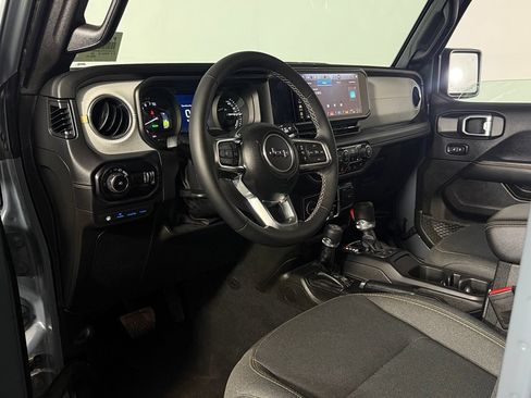 Used 2025 Jeep Wrangler Unlimited Sahara w/ Safety Group AWD/4WD image 12