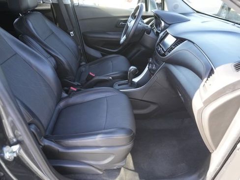 Used 2017 Chevrolet Trax LT w/ LT Convenience Package image 18