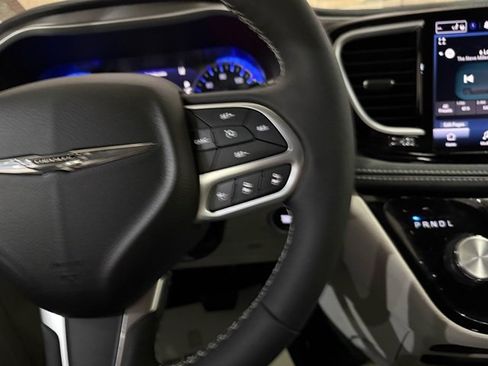 Used 2022 Chrysler Pacifica Touring-L image 16