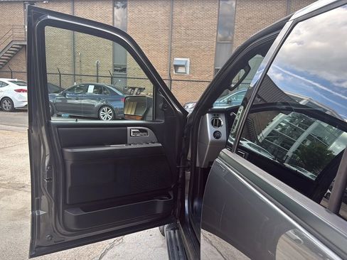 Used 2015 Ford Expedition XLT w/ Equipment Group 202A RWD image 16