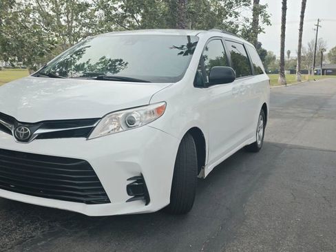 Used 2018 Toyota Sienna LE FWD image 3