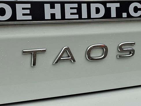 Certified 2025 Volkswagen Taos SE image 31