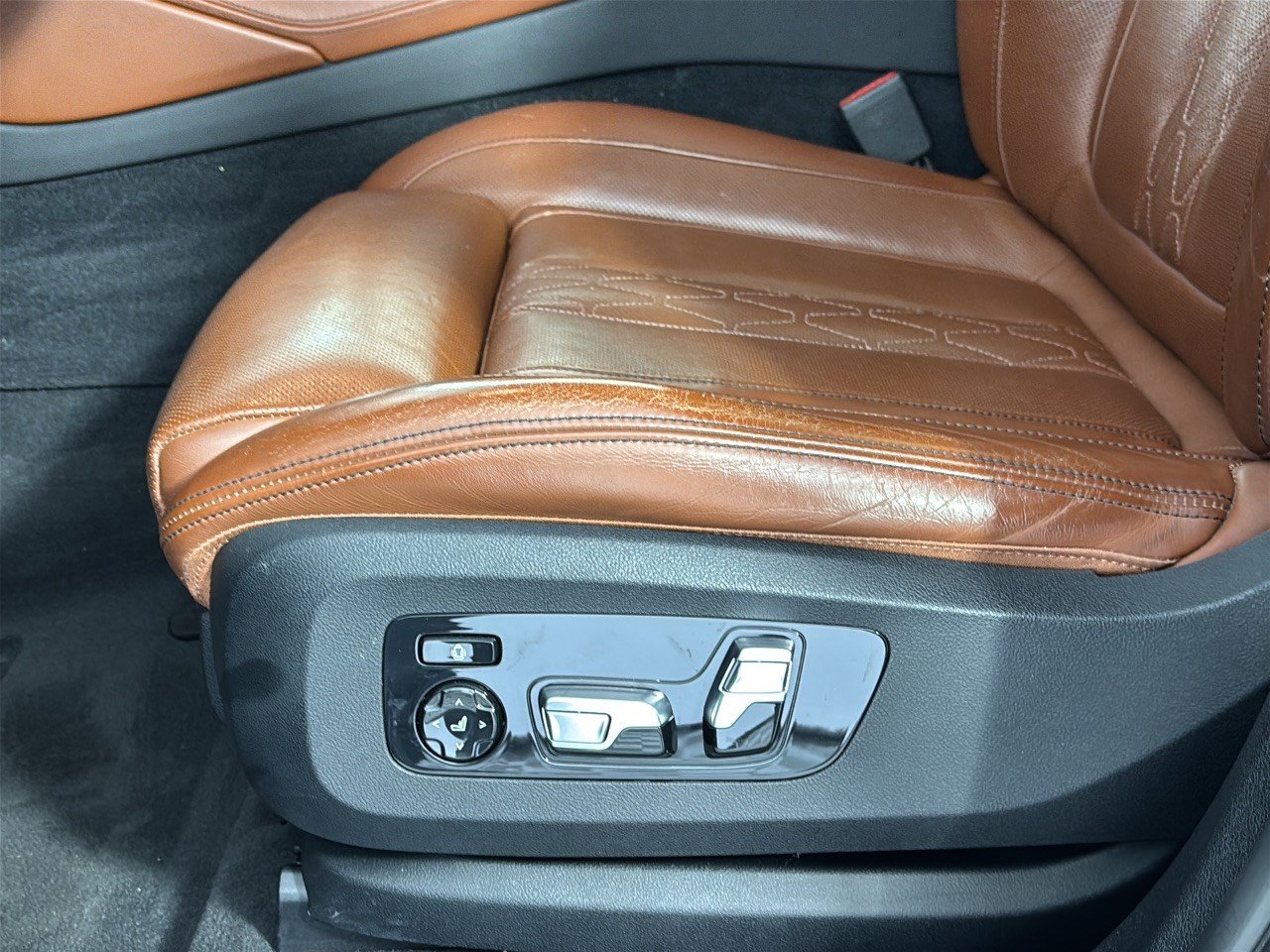 Used 2021 BMW X6 M50i w/ Executive Package AWD/4WD image 16