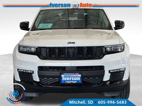 Used 2023 Jeep Grand Cherokee L Limited w/ Black Appearance Package AWD/4WD image 3