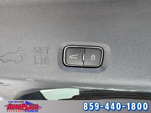 Used 2025 Ford Expedition Active AWD/4WD image 39
