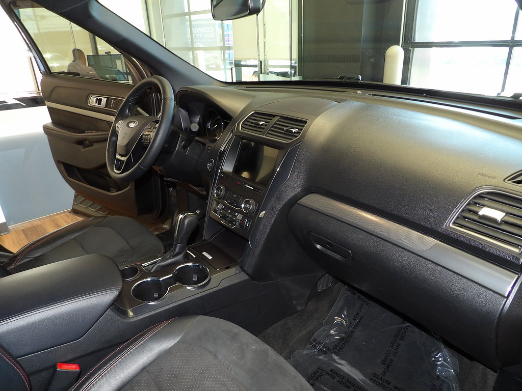 Used 2018 Ford Explorer XLT w/ Equipment Group 202A FWD image 13