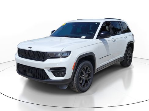 Used 2024 Jeep Grand Cherokee Altitude RWD image 3