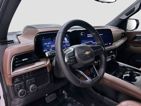 Used 2025 Chevrolet Tahoe High Country AWD/4WD image 9