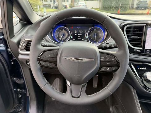 Used 2025 Chrysler Pacifica Limited FWD image 27