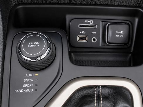 Used 2015 Jeep Cherokee Limited AWD/4WD image 16