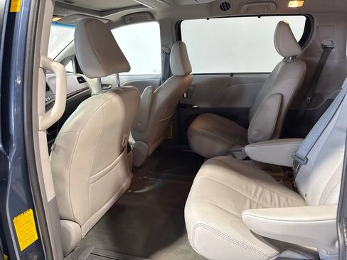 Used 2014 Toyota Sienna XLE w/ Entertainment Package FWD image 34